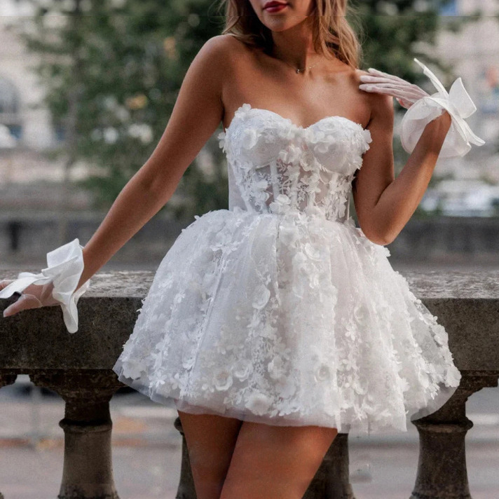 Kraća bezramena vjenčana haljina s teškom čipkom, idealna za fotografiranje, ples i zabave u stilu street fashion