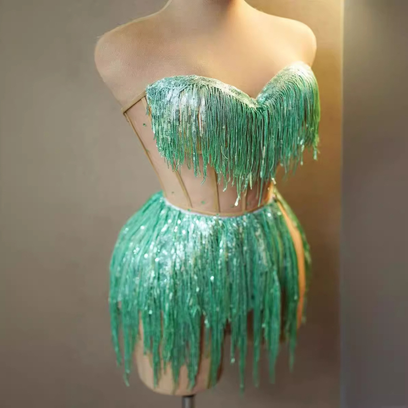 Haljina s resicama za izvedbe — kordurov vunena smjesa, 80–90% vuna, <30% poliester, duboki V-izrez, ravni zatvarač, jesen 2023