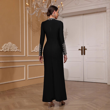 Duga večernja haljina s dugim rukavima, uski kroj, ukrašena perlicama i zatvaračem, materijal poliester-elastan.