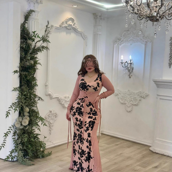 Večernja haljina od poliestera, dugi rukavi, U-izrez, silueta na bokovima, duga dužina