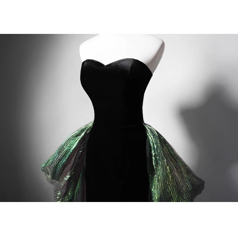 Bez plecu vakara kleita ar fishtail siluetu, gara, ar noņemamu šleifu; audums: samts; galvenā auduma sastāva daļa: citi; galvenās sastāvdaļas īpatsvars: 30–50%; gads/sezona: pavasaris 2024