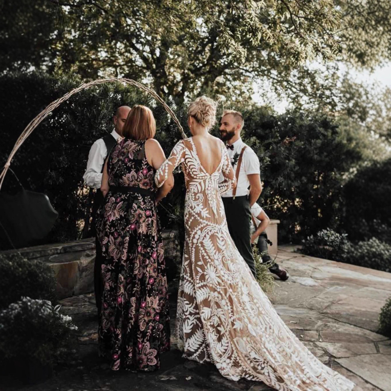 Сватбена вечерна рокля от полиестер, дълбоко V-образно деколте, дълги ръкави, дълга пола, къс шлейф