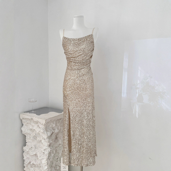 Õhtukleit ühe õla kaelusega, peen siluett, vöö rõhutatud ja pikk lõhestatud seelik