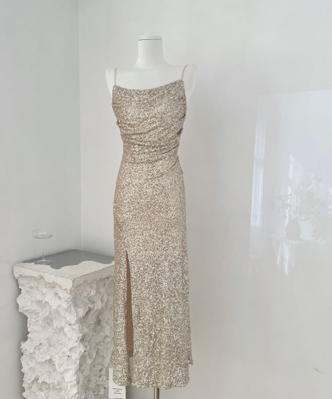 Õhtukleit ühe õla kaelusega, peen siluett, vöö rõhutatud ja pikk lõhestatud seelik