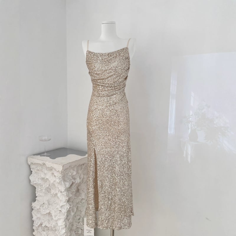 Õhtukleit ühe õla kaelusega, peen siluett, vöö rõhutatud ja pikk lõhestatud seelik