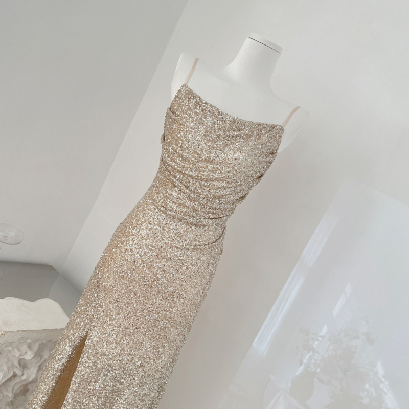 Õhtukleit ühe õla kaelusega, peen siluett, vöö rõhutatud ja pikk lõhestatud seelik