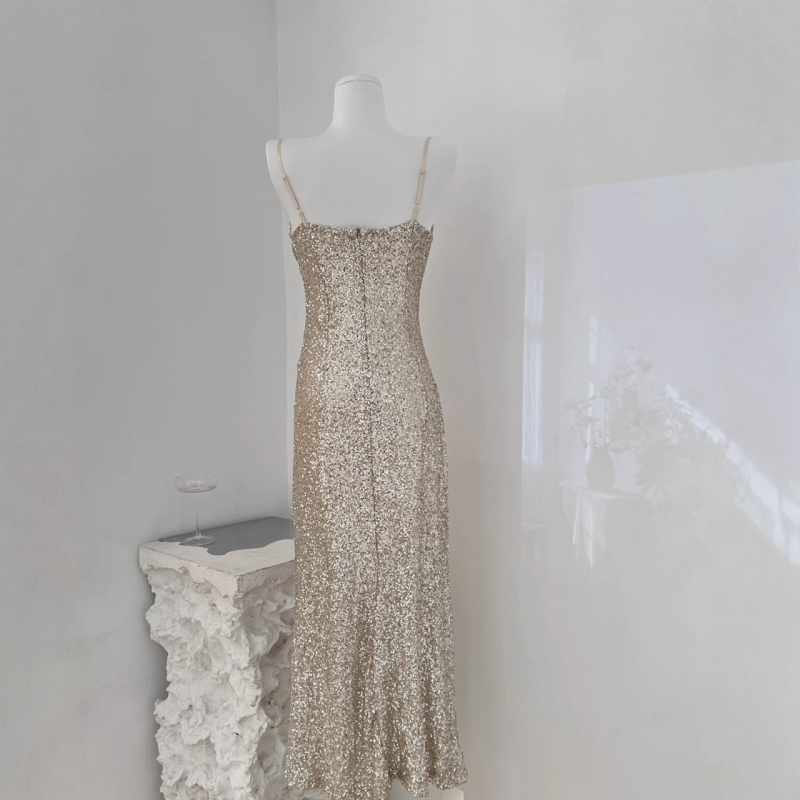 Õhtukleit ühe õla kaelusega, peen siluett, vöö rõhutatud ja pikk lõhestatud seelik