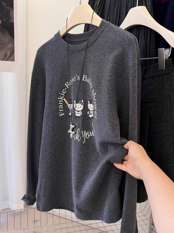 Macskás mintás, bolyhosított textúrájú felső, hosszú ujjú, laza szabás, kerek nyak