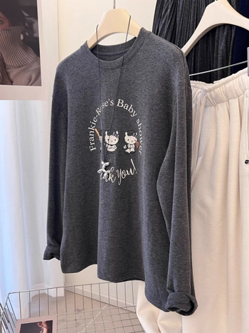 Macskás mintás, bolyhosított textúrájú felső, hosszú ujjú, laza szabás, kerek nyak