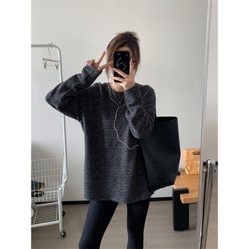 Μπλουζάκι T από ακρυλικό ύφασμα, βουρτσιστή υφή, ριγέ σχέδιο, φαρδιά γραμμή, μακριά μανίκια.