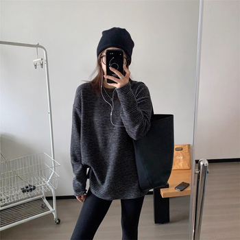 Μπλουζάκι T από ακρυλικό ύφασμα, βουρτσιστή υφή, ριγέ σχέδιο, φαρδιά γραμμή, μακριά μανίκια.