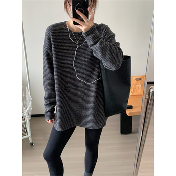 Μπλουζάκι T από ακρυλικό ύφασμα, βουρτσιστή υφή, ριγέ σχέδιο, φαρδιά γραμμή, μακριά μανίκια.