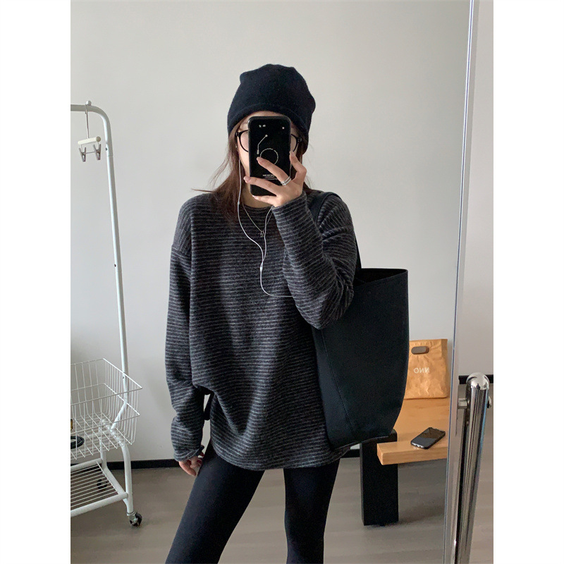 Μπλουζάκι T από ακρυλικό ύφασμα, βουρτσιστή υφή, ριγέ σχέδιο, φαρδιά γραμμή, μακριά μανίκια.