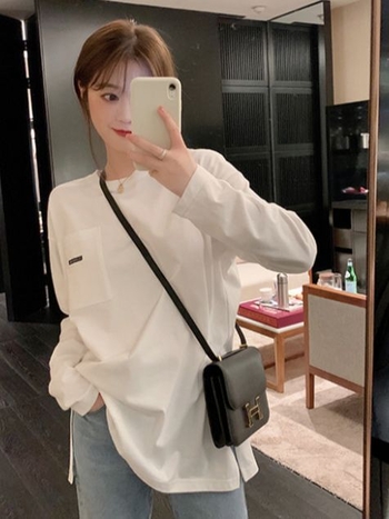 Pamut hosszú ujjú póló, laza szabás, kerek nyak, szöveges nyomat, középméretű hossz