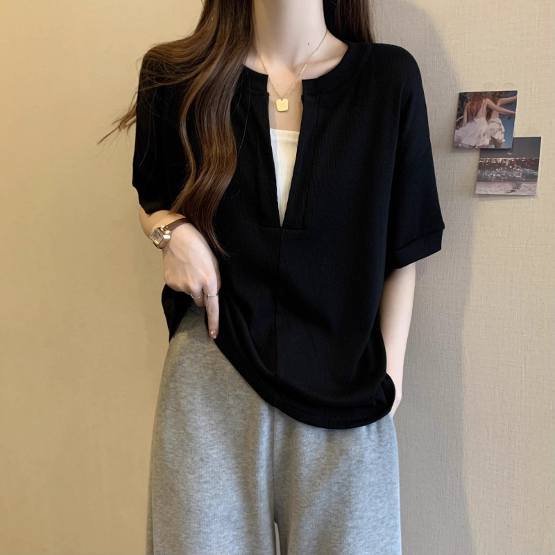 T-majica s V-izrezom, kratki rukav, casual stil, poliester 95%+, Regular kroj, duljina 50–65 cm