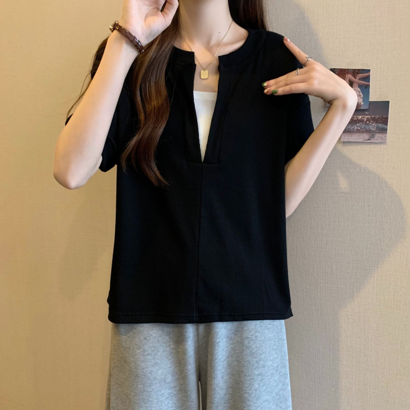 T-majica s V-izrezom, kratki rukav, casual stil, poliester 95%+, Regular kroj, duljina 50–65 cm