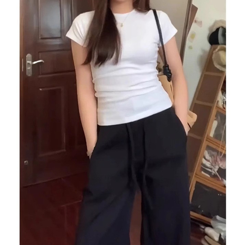 Póló kerek nyakú, rövid ujjú, karcsúsított fazon, A-vonalú szabás