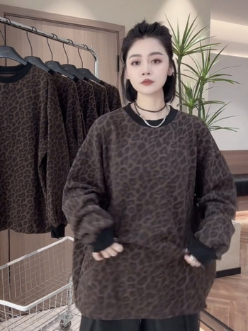 Plus-size majica s leopardim uzorkom, dugi rukavi, ležernog kroja, okrugli izrez, srednja duljina 65–80 cm, jesen 2025, europski stil