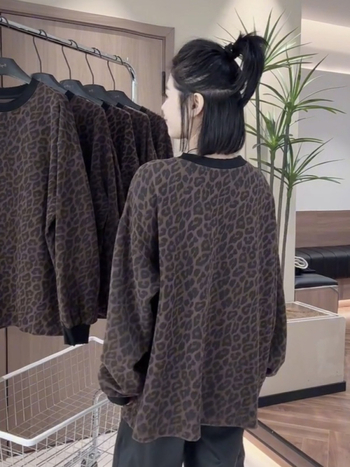 Plus-size majica s leopardim uzorkom, dugi rukavi, ležernog kroja, okrugli izrez, srednja duljina 65–80 cm, jesen 2025, europski stil