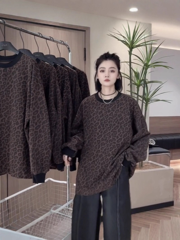 Plus-size majica s leopardim uzorkom, dugi rukavi, ležernog kroja, okrugli izrez, srednja duljina 65–80 cm, jesen 2025, europski stil