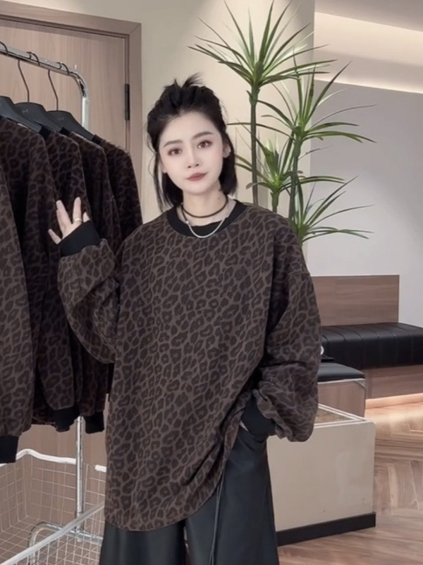 Plus-size majica s leopardim uzorkom, dugi rukavi, ležernog kroja, okrugli izrez, srednja duljina 65–80 cm, jesen 2025, europski stil