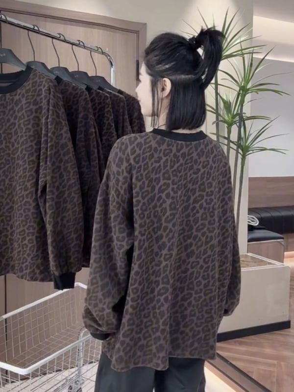 Plus-size majica s leopardim uzorkom, dugi rukavi, ležernog kroja, okrugli izrez, srednja duljina 65–80 cm, jesen 2025, europski stil