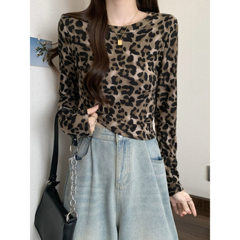 Majica s leopard uzorkom, dugi rukavi, okrugli izrez, mješavina poliestera i elastana, jesen 2025, opušteni japansko-korejski stil.