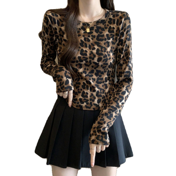 Majica s leopard uzorkom, dugi rukavi, okrugli izrez, mješavina poliestera i elastana, jesen 2025, opušteni japansko-korejski stil.