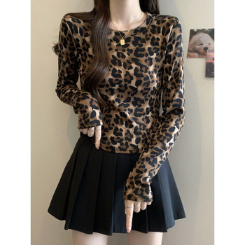 Majica s leopard uzorkom, dugi rukavi, okrugli izrez, mješavina poliestera i elastana, jesen 2025, opušteni japansko-korejski stil.