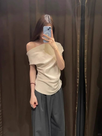 T-ujjú póló szabálytalan dizájnnal és aszimmetrikus vállal, ferde gallér, rövid ujjú, pamut-elastán keverék