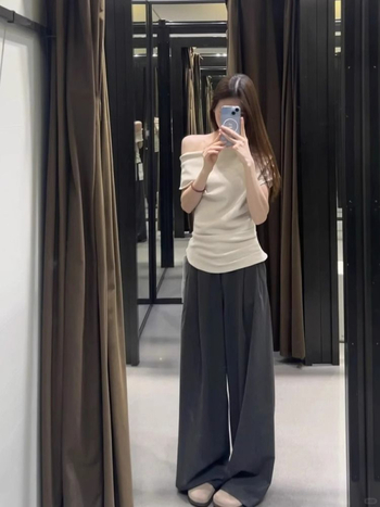 T-ujjú póló szabálytalan dizájnnal és aszimmetrikus vállal, ferde gallér, rövid ujjú, pamut-elastán keverék