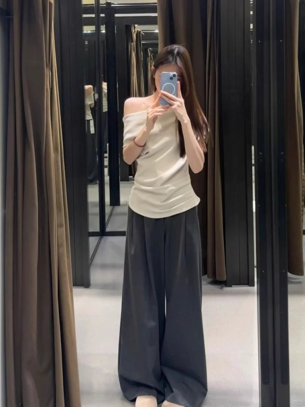 T-ujjú póló szabálytalan dizájnnal és aszimmetrikus vállal, ferde gallér, rövid ujjú, pamut-elastán keverék