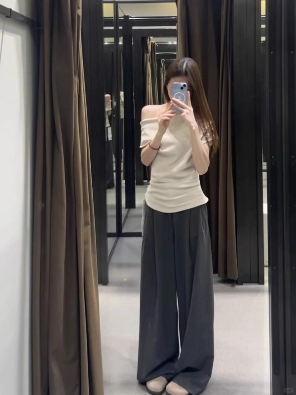 T-ujjú póló szabálytalan dizájnnal és aszimmetrikus vállal, ferde gallér, rövid ujjú, pamut-elastán keverék