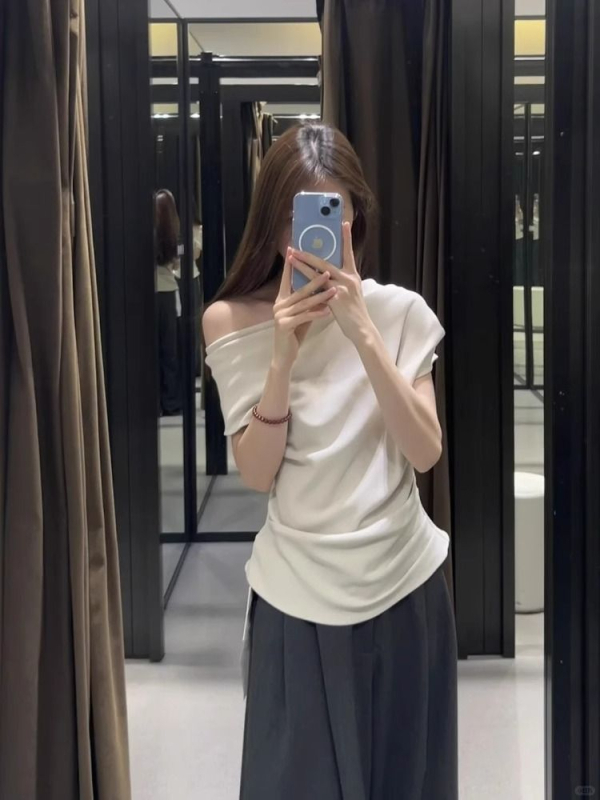 T-ujjú póló szabálytalan dizájnnal és aszimmetrikus vállal, ferde gallér, rövid ujjú, pamut-elastán keverék