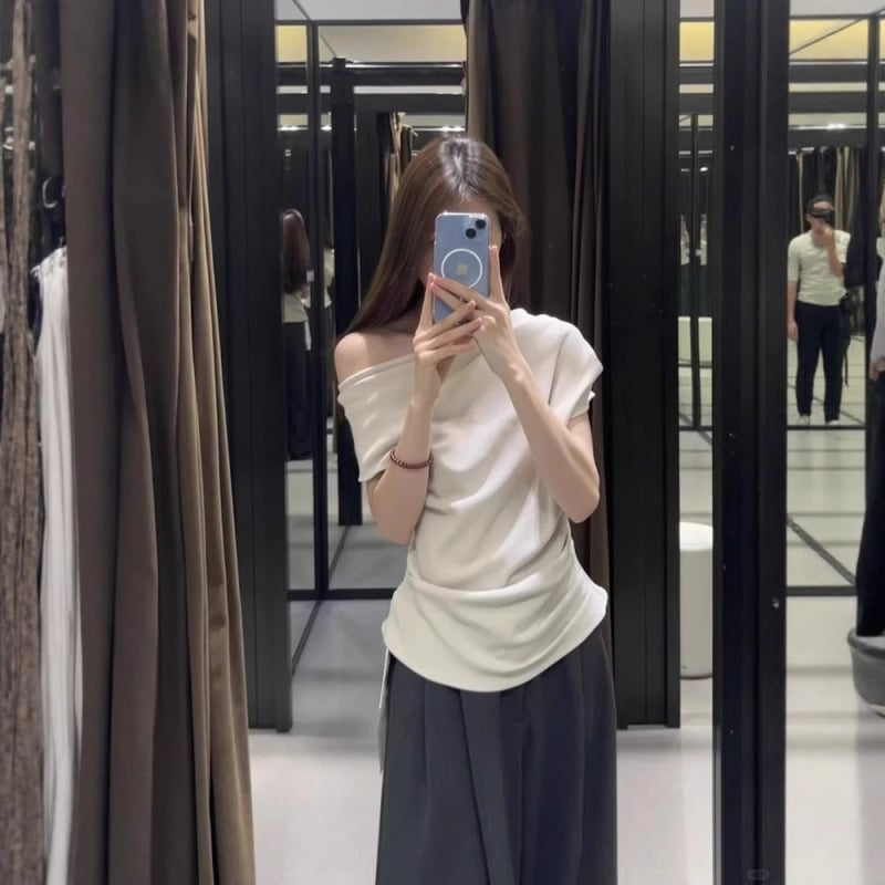 T-ujjú póló szabálytalan dizájnnal és aszimmetrikus vállal, ferde gallér, rövid ujjú, pamut-elastán keverék