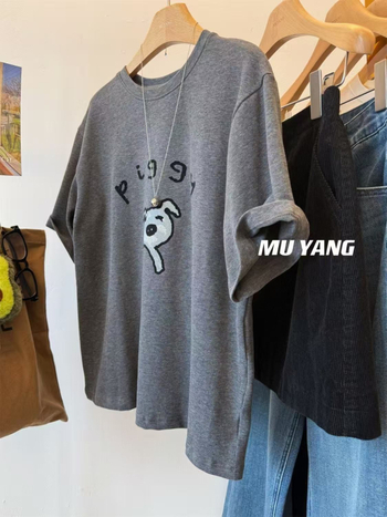 Póló Threaded Velvet anyagból, hímzés, anime minta, kerek nyakú, laza szabású