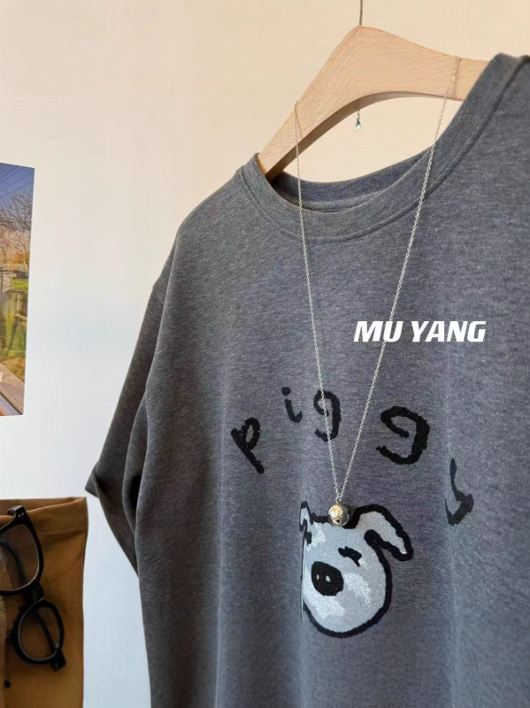 Póló Threaded Velvet anyagból, hímzés, anime minta, kerek nyakú, laza szabású