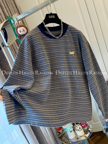 Hímzett csíkos mintájú kapucnis hosszú ujjú felső laza szabásban (kerek nyak, középső hossz, őszi 2025)