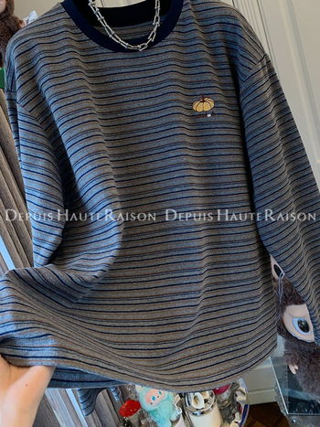 Hímzett csíkos mintájú kapucnis hosszú ujjú felső laza szabásban (kerek nyak, középső hossz, őszi 2025)