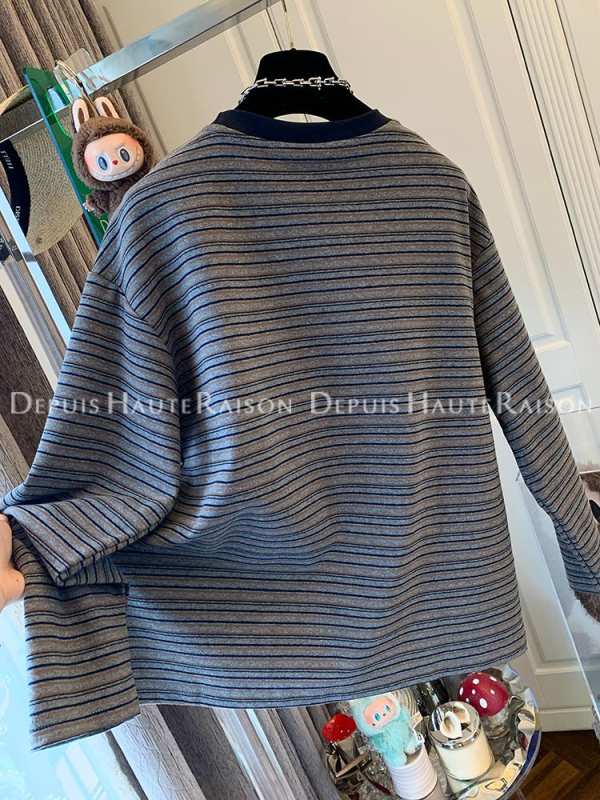 Hímzett csíkos mintájú kapucnis hosszú ujjú felső laza szabásban (kerek nyak, középső hossz, őszi 2025)