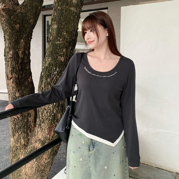Ženski plus-size T-shirt 150 kg, nepravilnog patchwork uzorka, dugi rukavi, za proljeće i jesen, slobodan kroj koji skriva trbuh, lažni dvodijelni dizajn