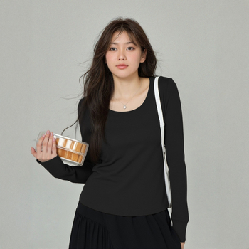 Top de bază tricotat, cu decolteu în formă de U, mâneci lungi, croială lejeră, ascunde burta, amestec viscose-elastan