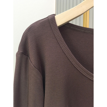 Top de bază tricotat, cu decolteu în formă de U, mâneci lungi, croială lejeră, ascunde burta, amestec viscose-elastan