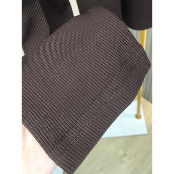 Top de bază tricotat, cu decolteu în formă de U, mâneci lungi, croială lejeră, ascunde burta, amestec viscose-elastan