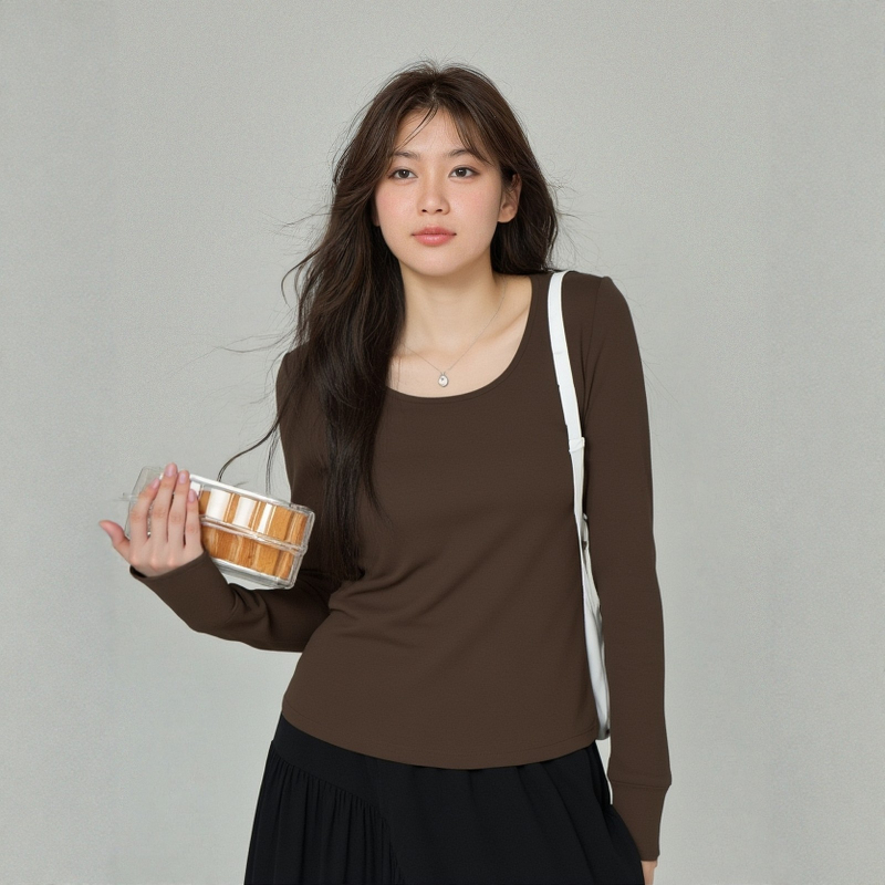 Top de bază tricotat, cu decolteu în formă de U, mâneci lungi, croială lejeră, ascunde burta, amestec viscose-elastan