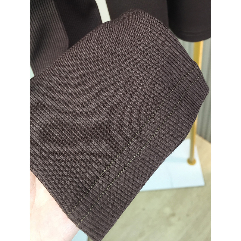 Top de bază tricotat, cu decolteu în formă de U, mâneci lungi, croială lejeră, ascunde burta, amestec viscose-elastan