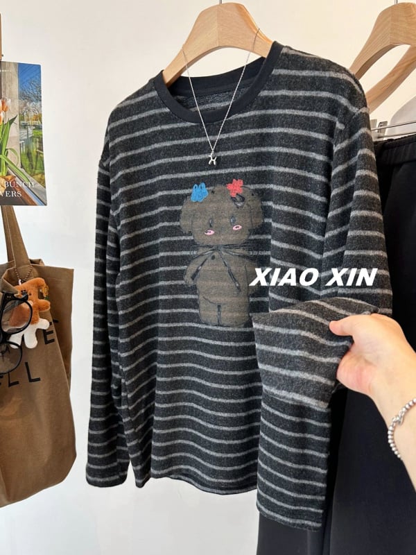 Tricou damă din poliester, mânecă lungă, guler rotund, croială lejeră, lungime medie 65-80 cm, imprimare și vopsire