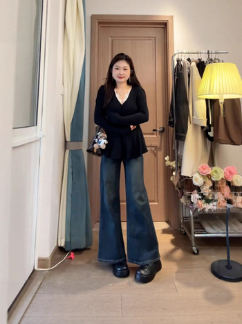 Női V‑nyakú felső csipke betéttel, hosszú ujjú, lazán szabott