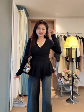 Női V‑nyakú felső csipke betéttel, hosszú ujjú, lazán szabott