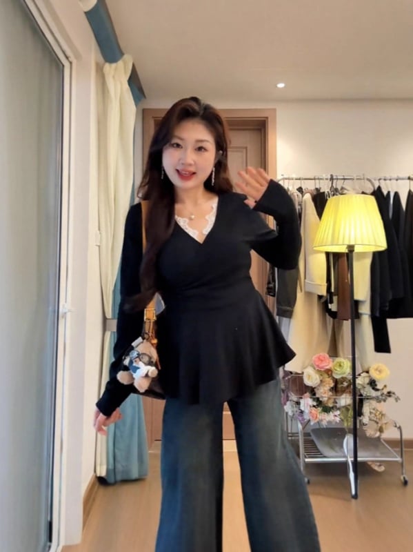 Női V‑nyakú felső csipke betéttel, hosszú ujjú, lazán szabott